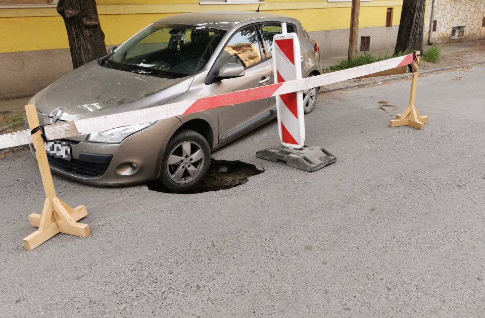 FOTO: Propao asfalt u Svetosavskoj, preko rupe postavljeno privremeno "rešenje"