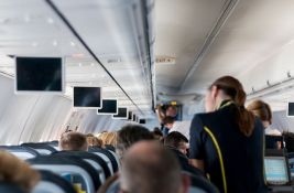 Putnik iz Amerike tokom leta ugrizao stjuardesu, avion morao da se vrati u Tokio