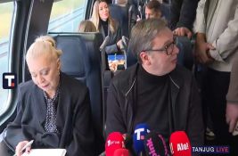 VIDEO Brzi voz za Suboticu prošao kroz Petrovaradin bez zaustavljanja: U njemu Vučić, Mesarović, Sofronijević