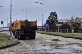 FOTO, VIDEO: Radovi na Varadinskom mostu: Iskopana kaldrma, gužve na drugim mostovima