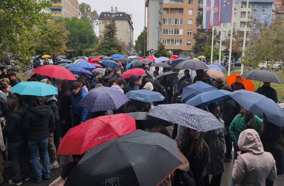 Održan treći štrajk upozorenja profesora Jovine gimnazije: "Tražimo samo da gimnazija normalno funkcioniše"