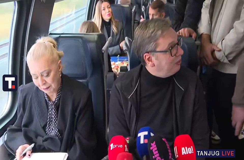 VIDEO Brzi voz za Suboticu prošao kroz Petrovaradin bez zaustavljanja: U njemu Vučić, Mesarović, Sofronijević