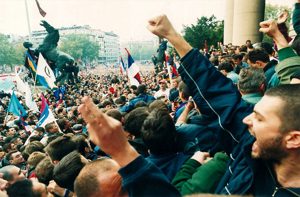 FOTO: Ekskluzivne fotografije 5. oktobra - novosadski fotograf bio među prvima u Skupštini