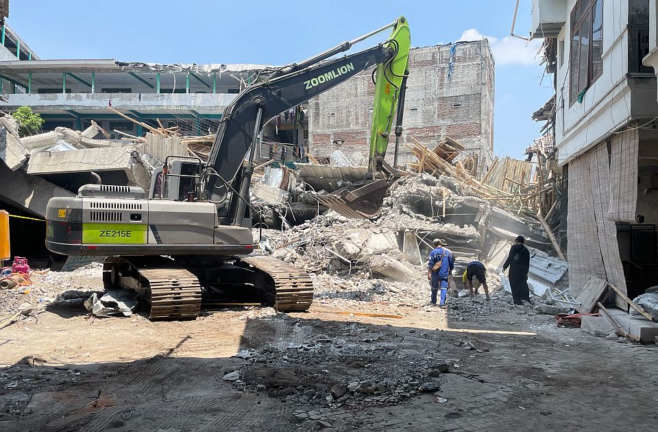 Srušena škola u Indoneziji: Poginulo osam osoba, skoro 60 i dalje zarobljeno ispod ruševina