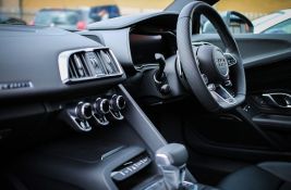 Novosađanin pisao Gradu, traži da čelnici spreče vozače automobila da drže upaljene motore