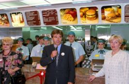 FOTO: Kako je izgledalo otvaranje prvog novosadskog Mekdonaldsa - koktel, vrpca i ljubičasto odelo