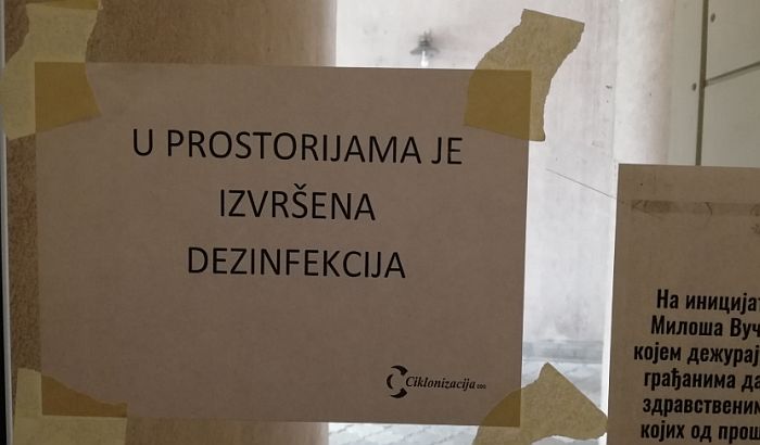 U toku dezinfekcija ulaza u novosadskim zgradama, na obodima se još uvek čeka na tretman