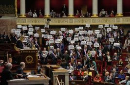 Makron ne namerava da raspusti parlament, rekonstruiše vladu, niti raspiše referendum 