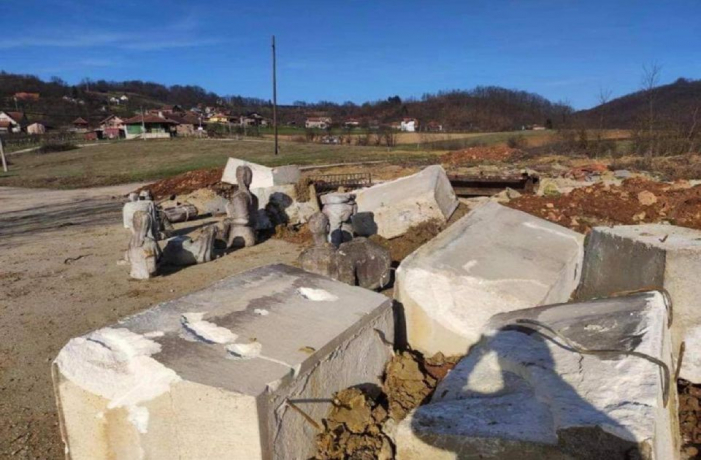 Spomenik palim borcima prvo uništen, a sad nestali njegovi delovi