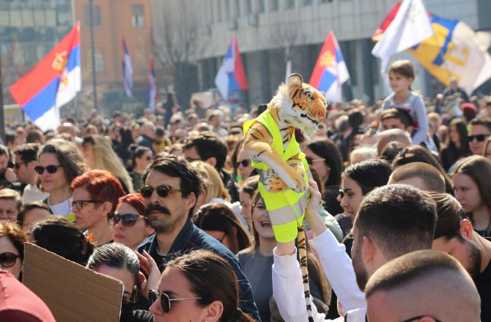 Upozorenje ambasade SAD za američke građane uoči protesta: Moguć dolazak stotina hiljada ljudi