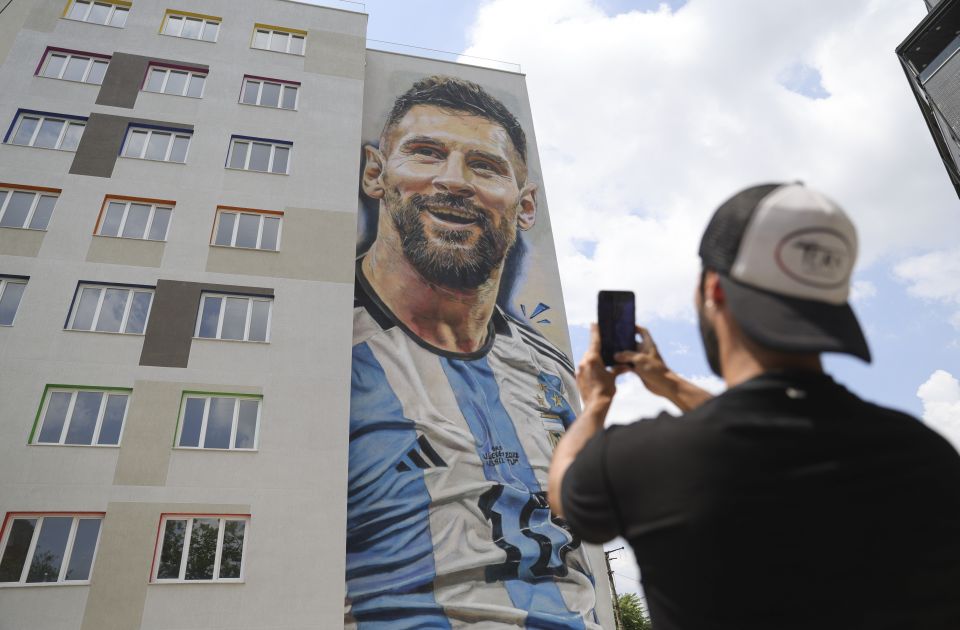 Nasmejani Mesi obradovao Albance: Mural sa njegovim likom osvanuo u Tirani