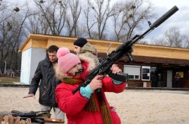 Penzioneri uče da koriste oružje, žele da se bore u Ukrajini, neki bi i biciklom do rovova