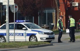 Drogiran vozio motocikl bez dozvole, ignorisao policiju, udario u dva policijska i još jedno vozilo