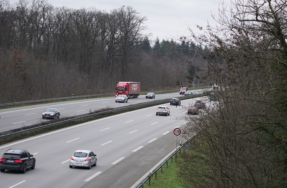 Nemac pijan vozio 12 kilometara u suprotnom smeru na auto-putu