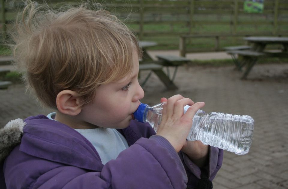 Pedijatri otkrili: Evo koliko vode bi deca trebalo da piju s obzirom na uzrast i kilažu