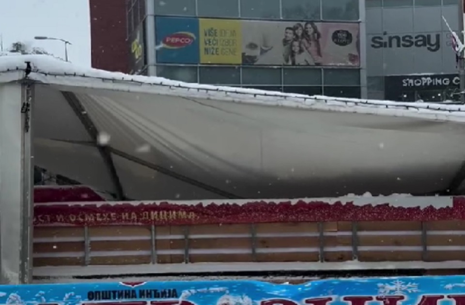 VIDEO Nadstrešnica na klizalištu u Inđiji se urušila, nema povređenih