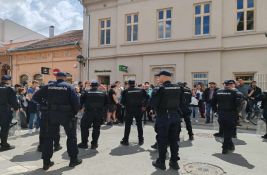 VIDEO: Macut iz Novog Sada ispraćen uz zviždanje i negodovanje, policija na terenu