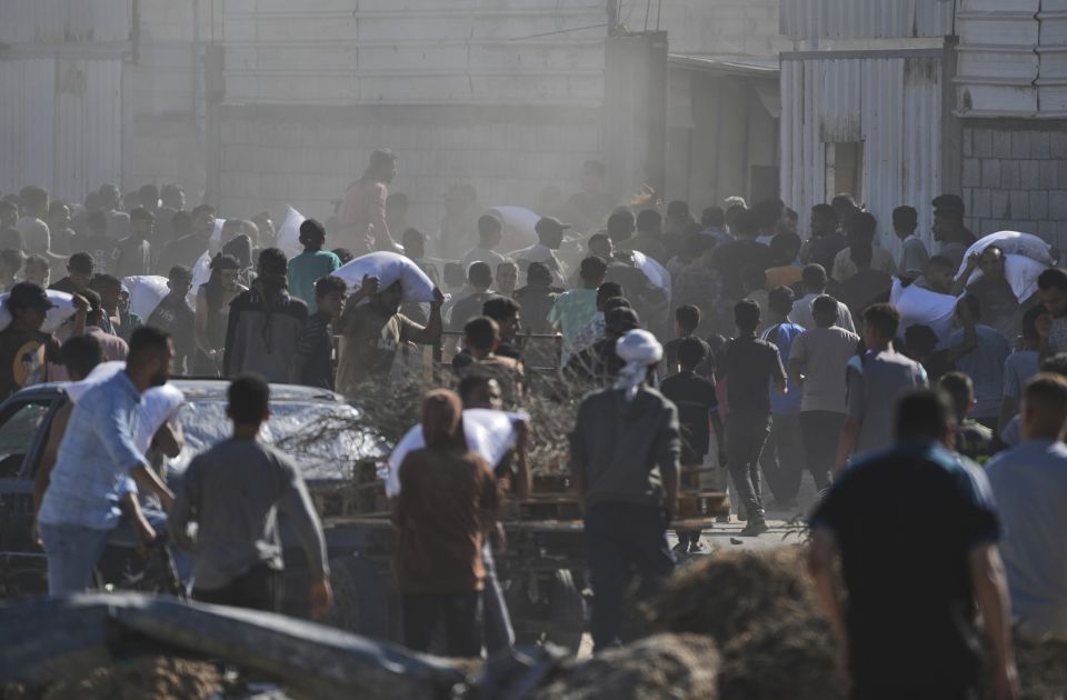 Masa izgladnelih Palestinaca opljačkala skladište hrane UN-a u Gazi, više mrtvih