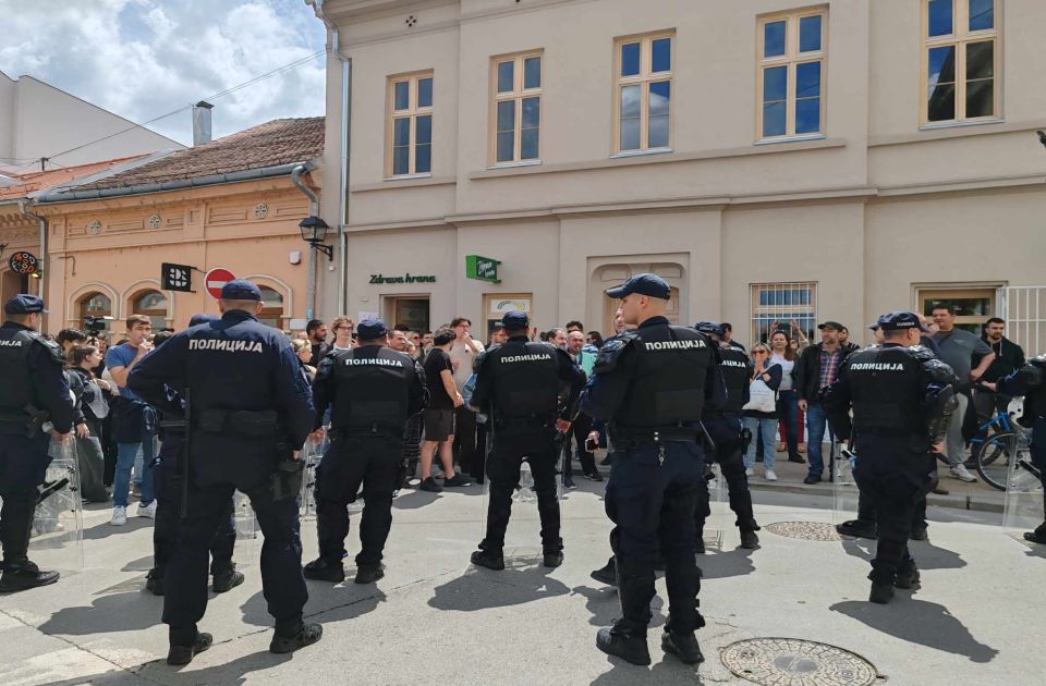 VIDEO: Macut iz Novog Sada ispraćen uz zviždanje i negodovanje, policija na terenu VIDEO: Macut iz Novog Sada ispraćen uz zviždanje i negodovanje, policija na terenu