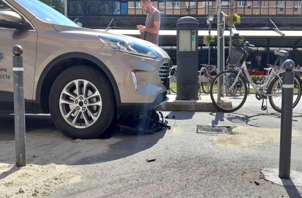 FOTO: Automobil Košarkaškog saveza Srbije se "nasadio" na stubić u centru Novog Sada
