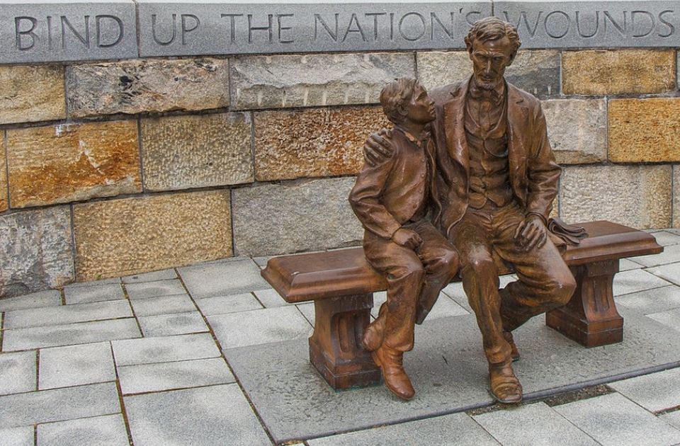 Na današnji dan: Izvršen atentat na Linkolna, ubio se Majakovski