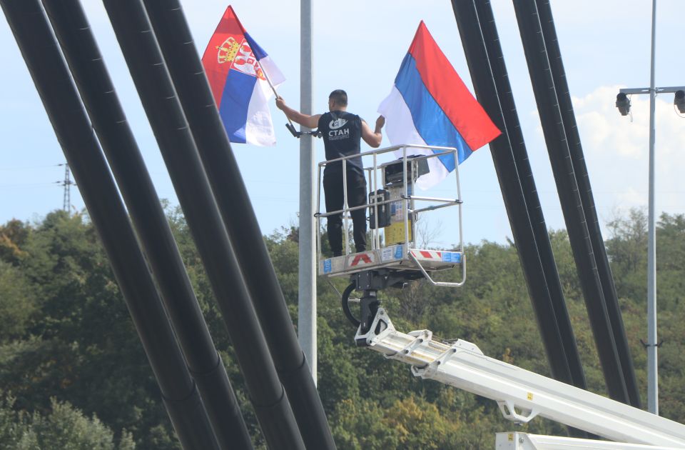 FOTO, VIDEO: Zastave Srbije zavijorile se širom Novog Sada, radnici "Stana" na terenu