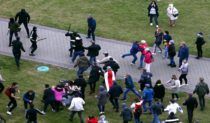 Stotine demonstranata uhapšeno u Belorusiji