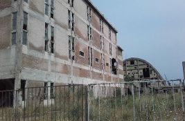 Mladić pao kroz rupu napuštene zgrade Azotare u Novom Sadu, teško je povređen