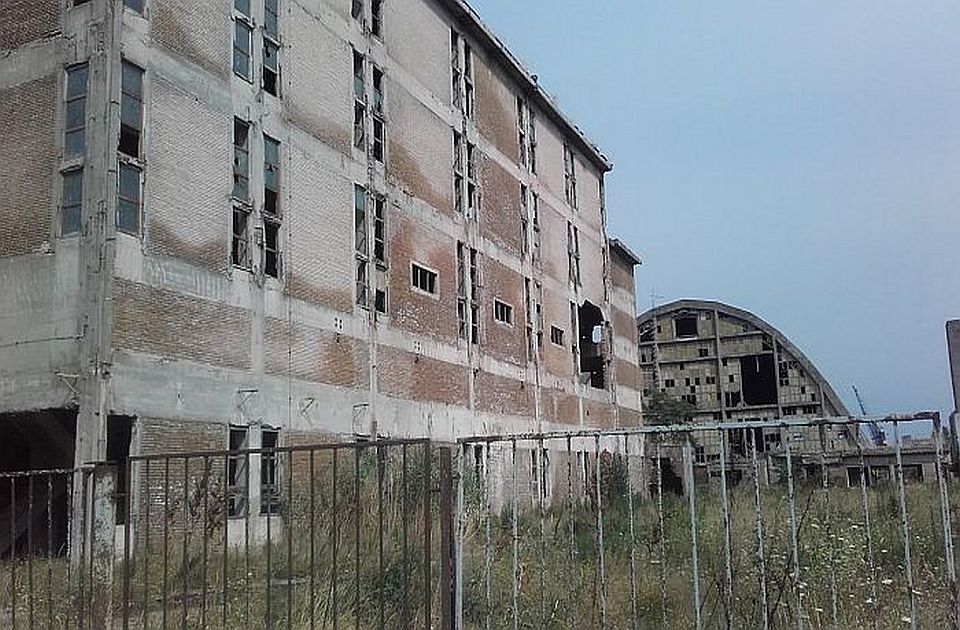 Mladić pao kroz rupu napuštene zgrade Azotare u Novom Sadu, teško je povređen