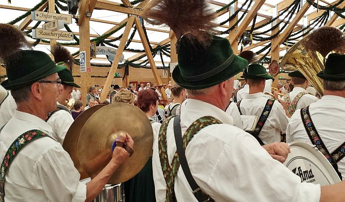 Recesija pogodila i Oktoberfest, popilo se manje piva