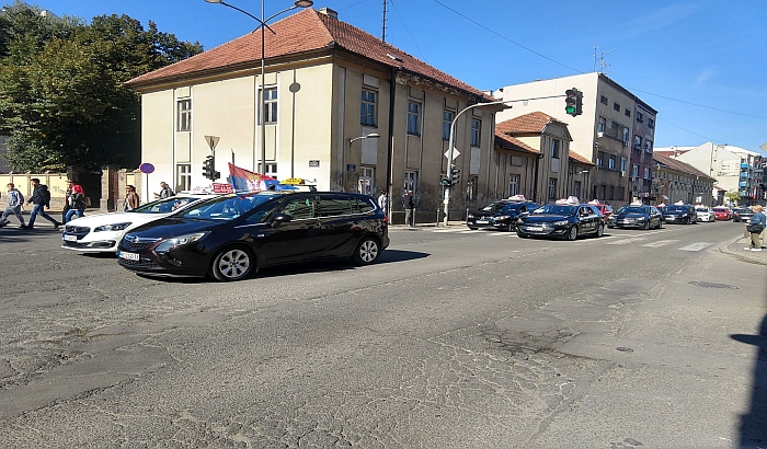 FOTO: Novosadski taksisti nastavljaju proteste