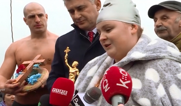 Tinejdžerka pobedu u plivanju za časni krst posvetila borbi protiv raka