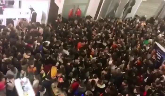 FOTO, VIDEO:  Stampedo zbog jutjubera u tržnom centru, deca padala u nesvest