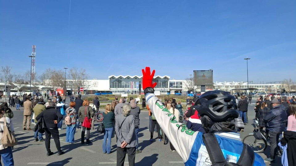 FOTO, VIDEO: Novosađani održali 16 minuta tišine ispred Železničke stanice