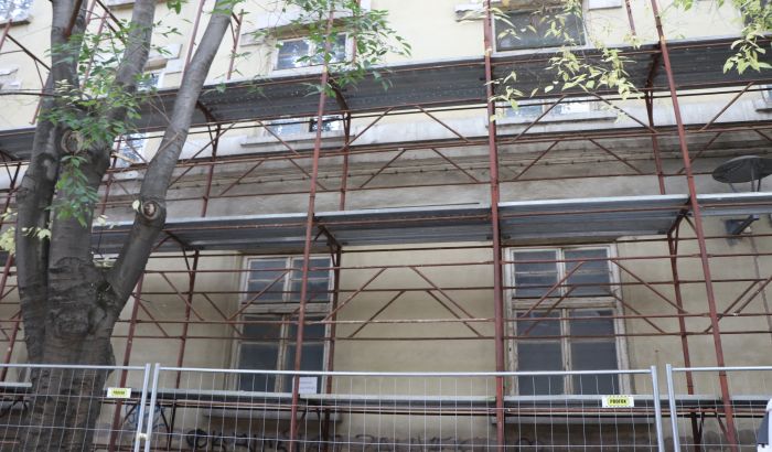 FOTO: Nakon pisanja 021, počela popravka fasade kasarne u Vojvode Bojovića
