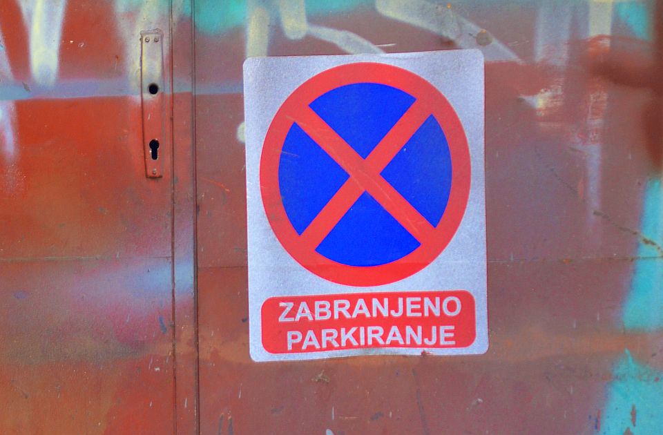 Sarajlija skinuo saobraćajni znak da bi mogao da nepropisno parkira svoj auto