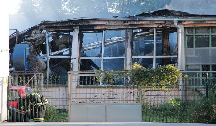 Izgorela hala pogona Enterijer "Janković" u Industrijskoj zoni 