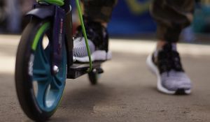 Francuska: Dvoje mladih poginulo vozeći električni trotinet