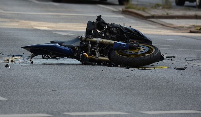 Dvojica teže povređena u padu sa motora na kružnom toku kod "Rode"