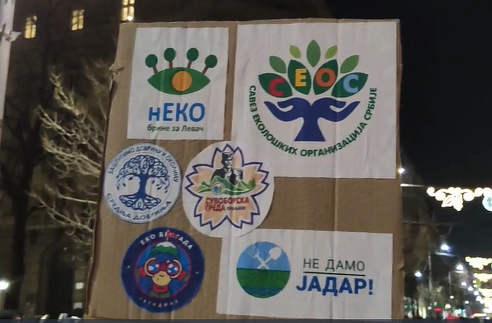 Poruke sa protesta u Beogradu: Ako potpišu sporne zakone, blokiraćemo autoputeve i Srbiju Poruke sa protesta u Beogradu: Ako potpišu sporne zakone, blokiraćemo autoputeve i Srbiju