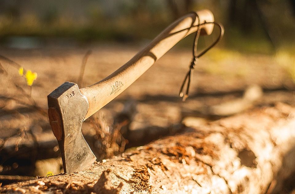 Kamenicama razbijeno staklo jevrejskog groblja u Beogradu, u zgradu ubačena i sekira