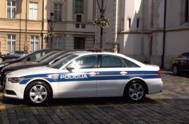 Objavio fotografiju sa podignuta tri prsta pa proteran iz Hrvatske: Preti mu i kazna od 700 evra