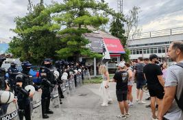 VIDEO: Studenti i građani na skupu kod Novosadskog sajma gde treba da se održe ispiti Pravnog fakulteta