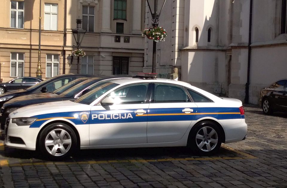 Objavio fotografiju sa podignuta tri prsta pa proteran iz Hrvatske: Preti mu i kazna od 700 evra Objavio fotografiju sa podignuta tri prsta pa proteran iz Hrvatske: Preti mu i kazna od 700 evra