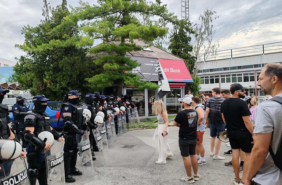 VIDEO: Studenti i građani na skupu kod Novosadskog sajma gde treba da se održe ispiti Pravnog fakulteta