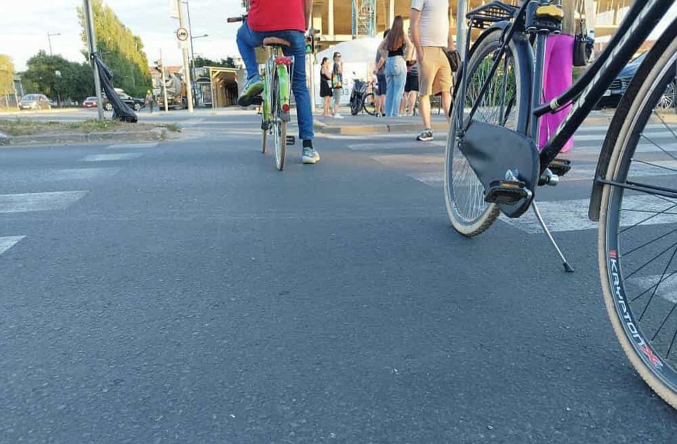 VIDEO: Neposlušni korzo na točkovima: Biciklisti u tišini prošli pored Železničke stanice