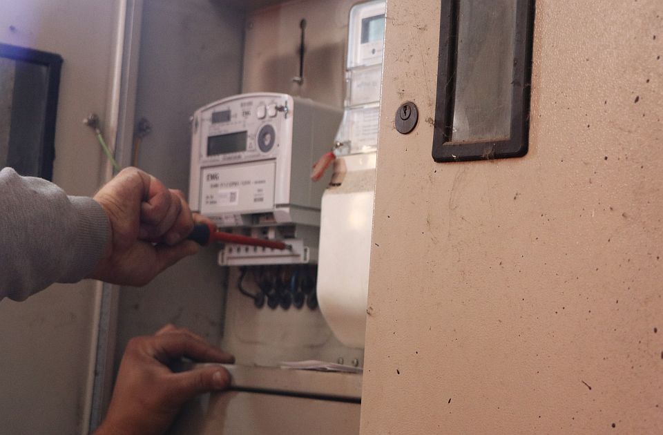 Umesto preko trezora: Građani će račune za struju plaćati na račun banke biznismena bliskog SNS-u Umesto preko trezora: Građani će račune za struju plaćati na račun banke biznismena bliskog SNS-u