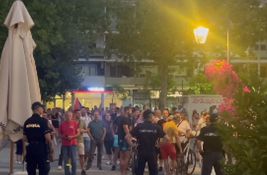 VIDEO Bačka Palanka: Aktivisti SNS gađaju građane jajima i vodom