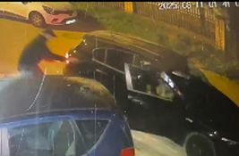 VIDEO: Snimak osoba koje su gađale kuću komšije Miše Bačulova - fantomka, kačket, kapuljača