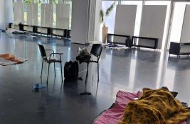 Novosadski Rektorat i dalje blokiran: Studenti ne odustaju, očekuju novi razgovor sa rektorom